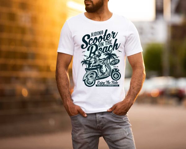 Scooter on the beach T-Shirt für Herren